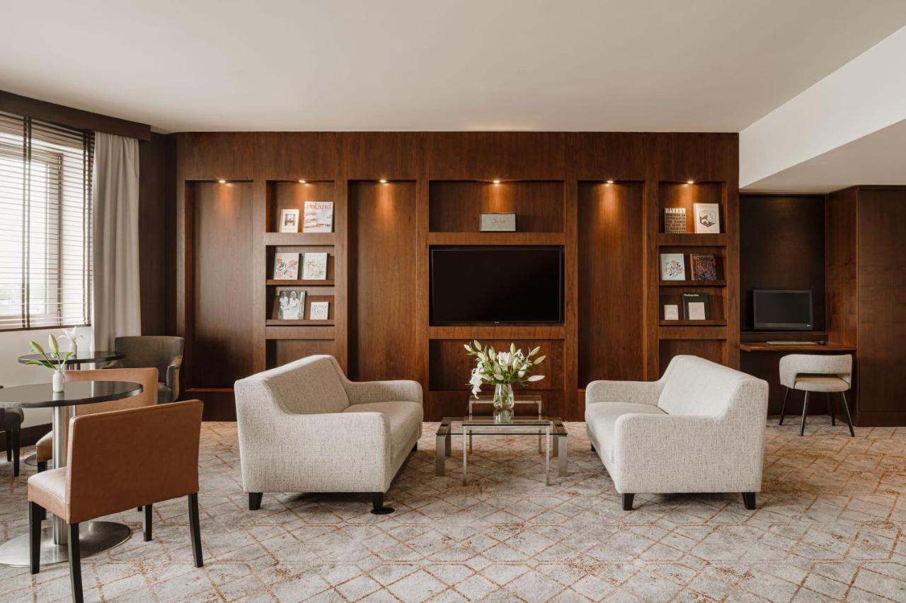 Sheraton Poznan Hotel Exterior photo A living room at the hotel
