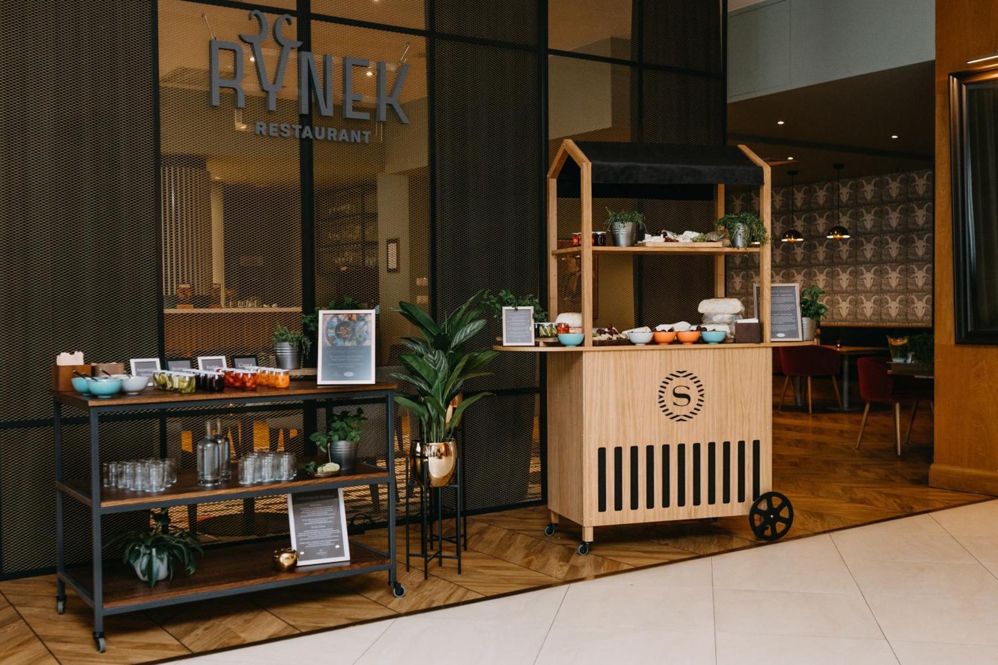Sheraton Poznan Hotel Exterior photo The Milk Bar