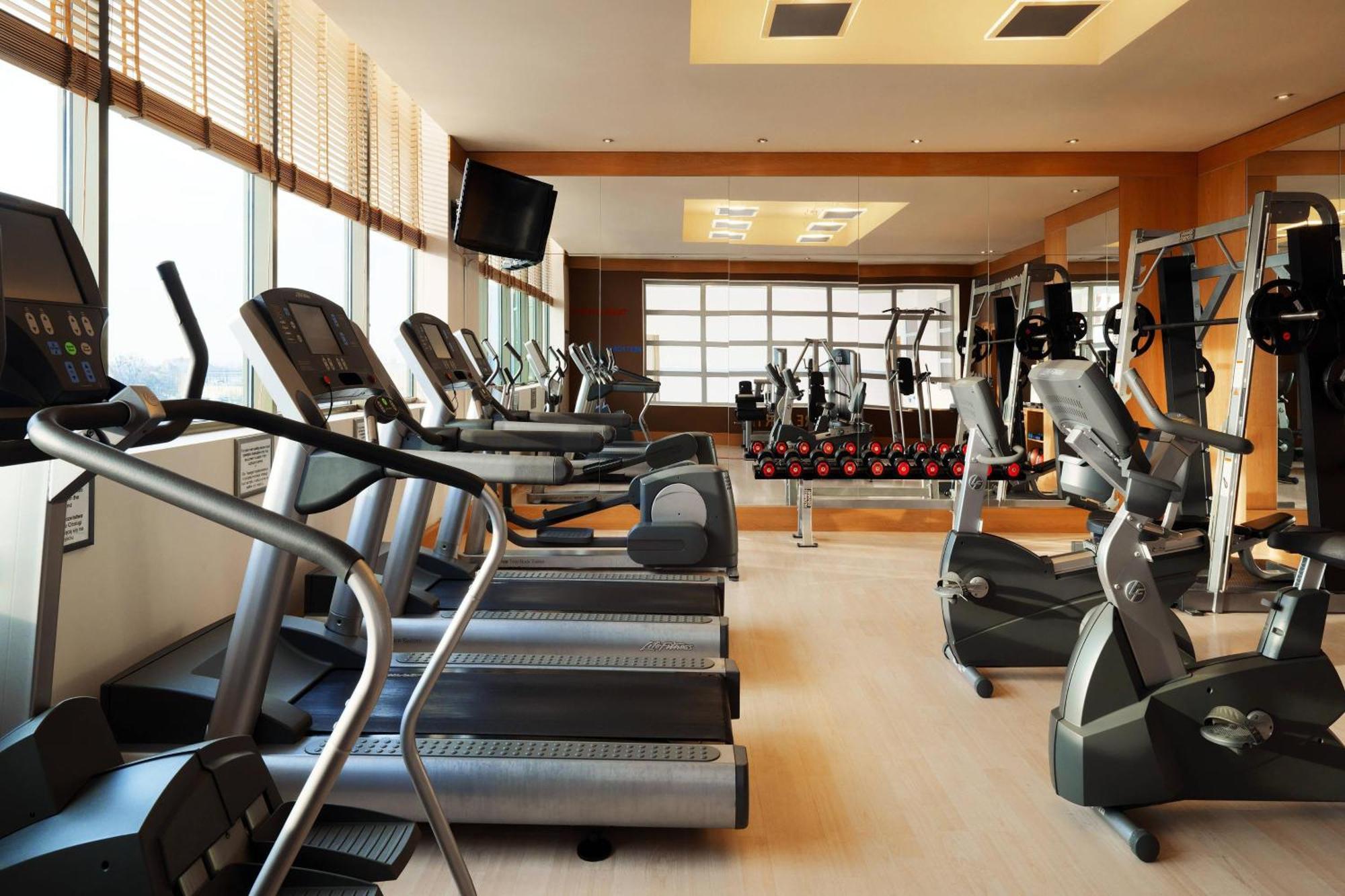 Sheraton Poznan Hotel Exterior photo A gym at a hotel