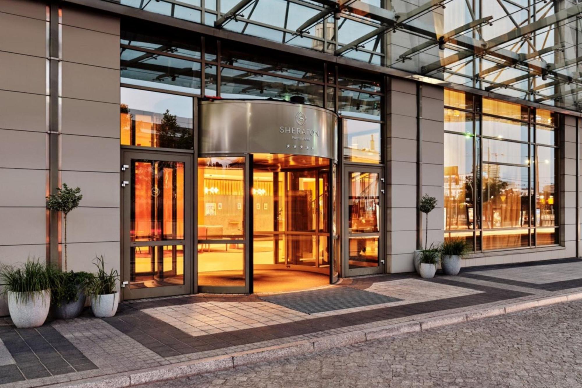 Sheraton Poznan Hotel Exterior photo Entrance to the hotel