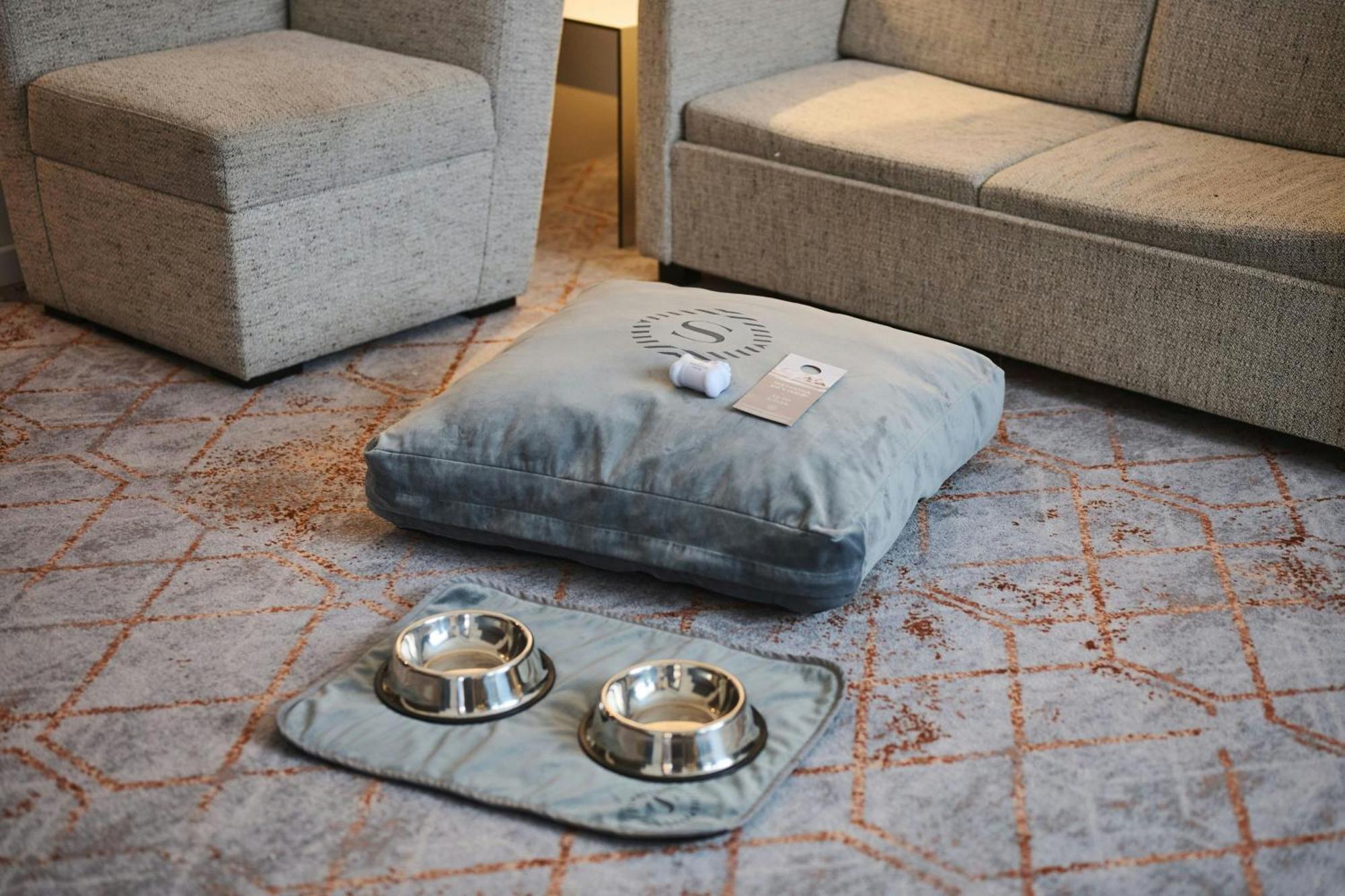 Sheraton Poznan Hotel Exterior photo A floor cushion