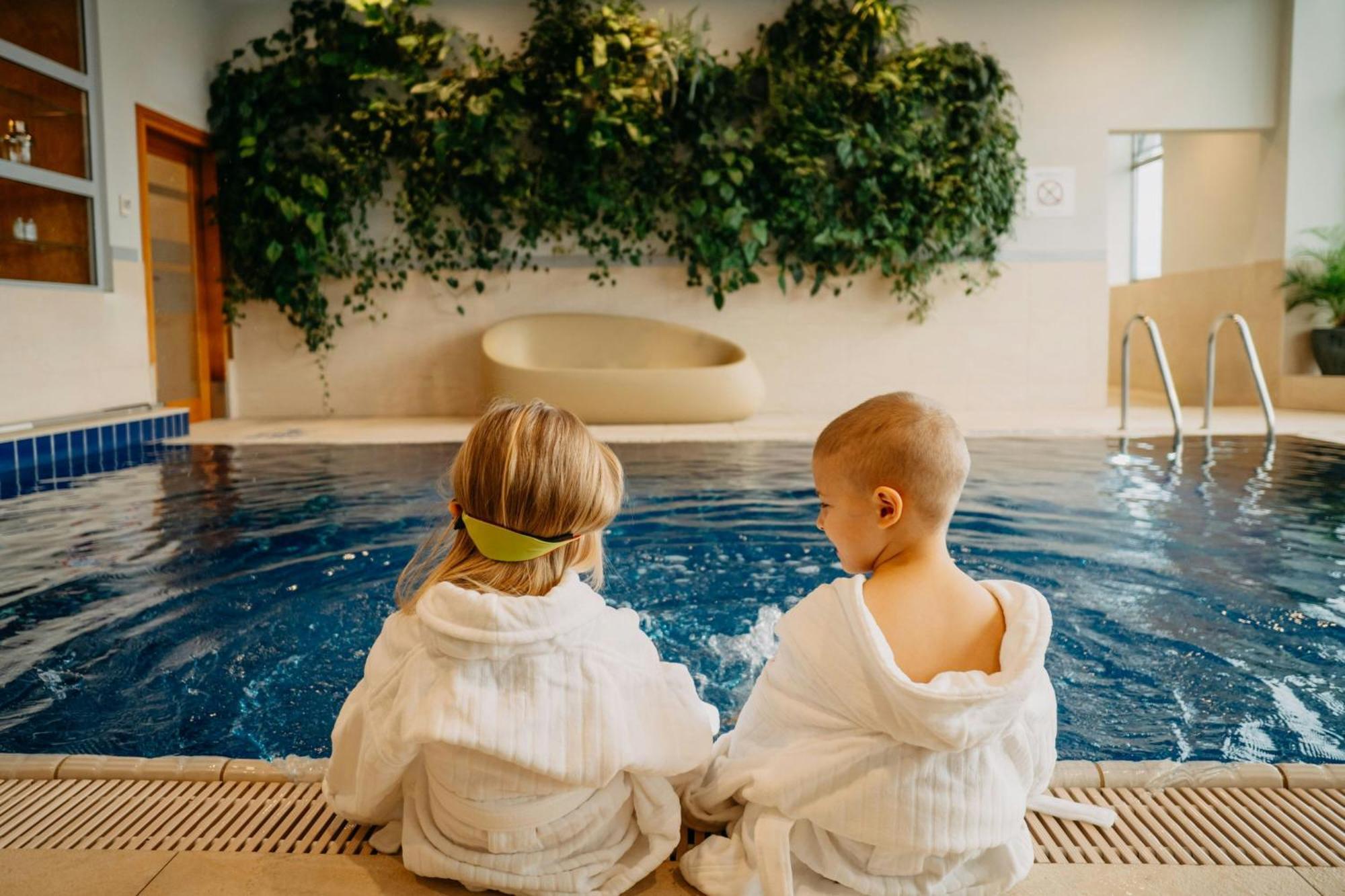 Sheraton Poznan Hotel Exterior photo Children in bathrobes