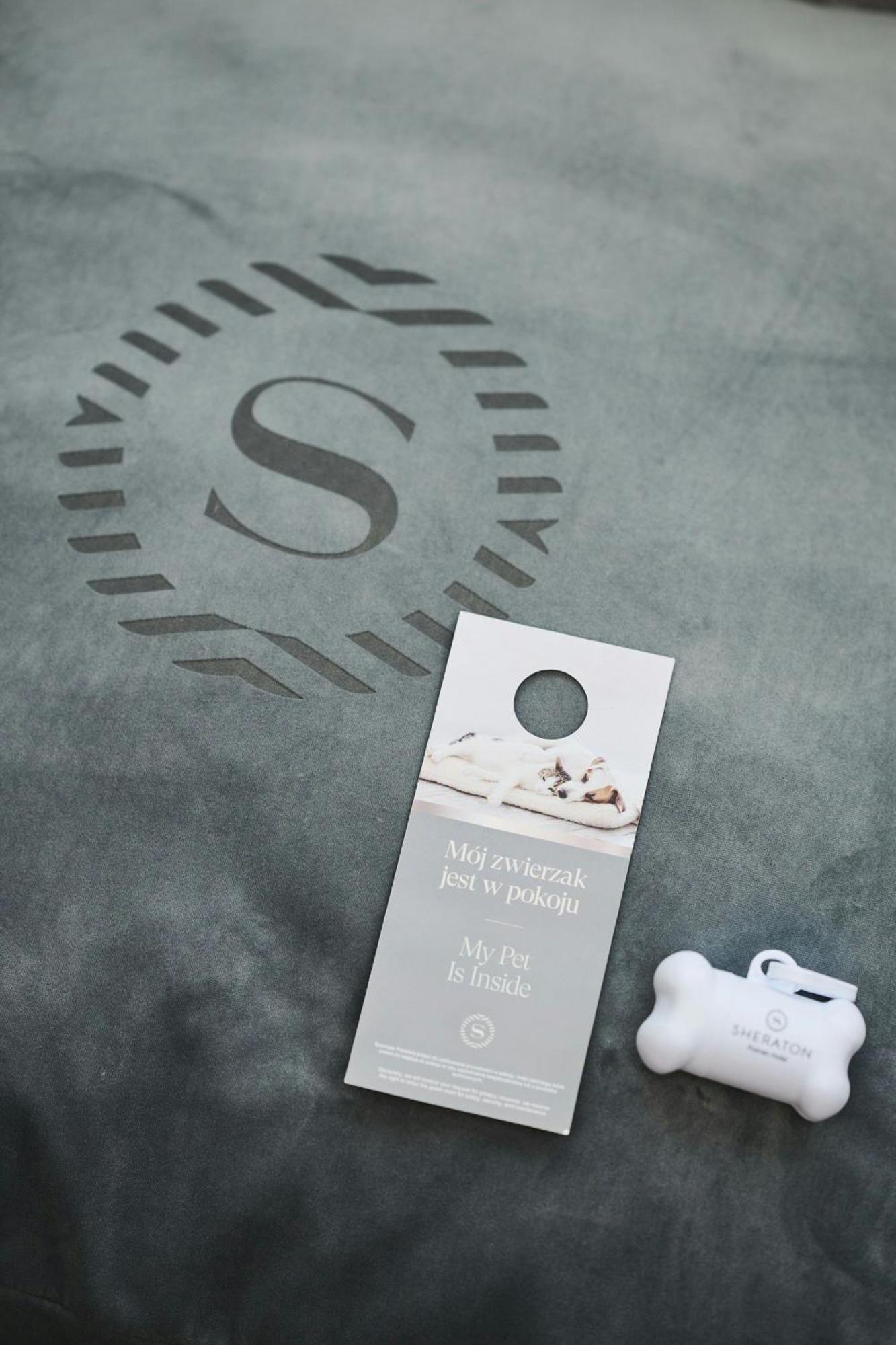 Sheraton Poznan Hotel Exterior photo A door hanger
